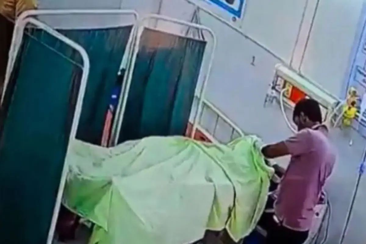 El enfermero que cometió el robo de joyas fue identificado por cámaras de seguridad. , Captura de pantalla video X.