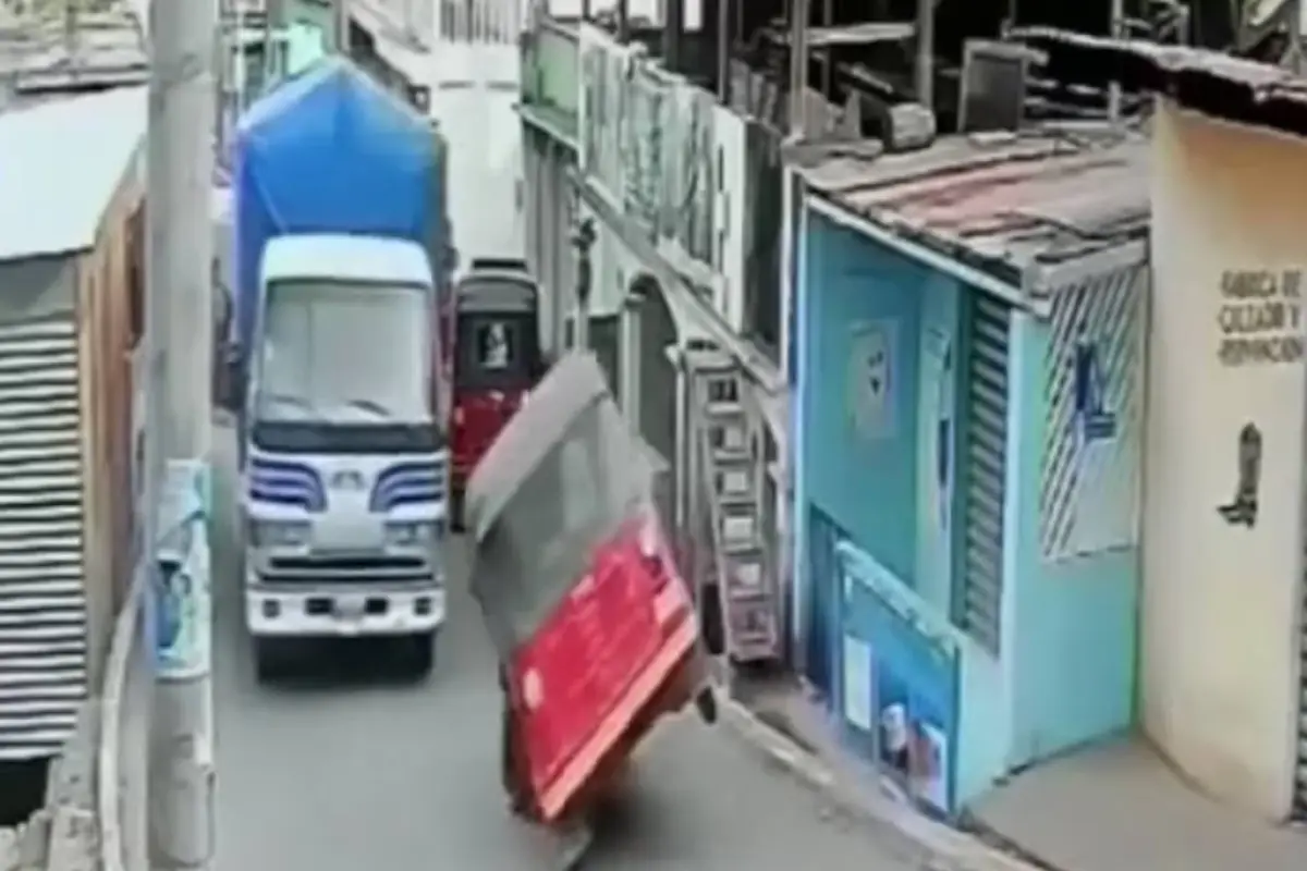 Video revela el accidente de tuc tuc en San Pedro Carchá. , Captura de pantalla video X.
