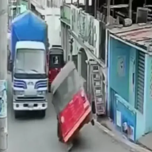 Video revela el accidente de tuc tuc en San Pedro Carchá.  ,Captura de pantalla video X.