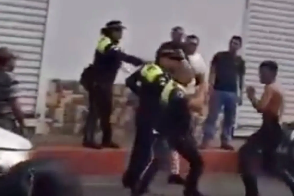 Agentes municipales de Malacatán, San Marcos, se enfrentan a golpes con recolector de basura., Captura de pantalla video X.