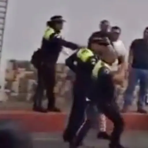 Agentes municipales de Malacatán, San Marcos, se enfrentan a golpes con recolector de basura. ,Captura de pantalla video X.