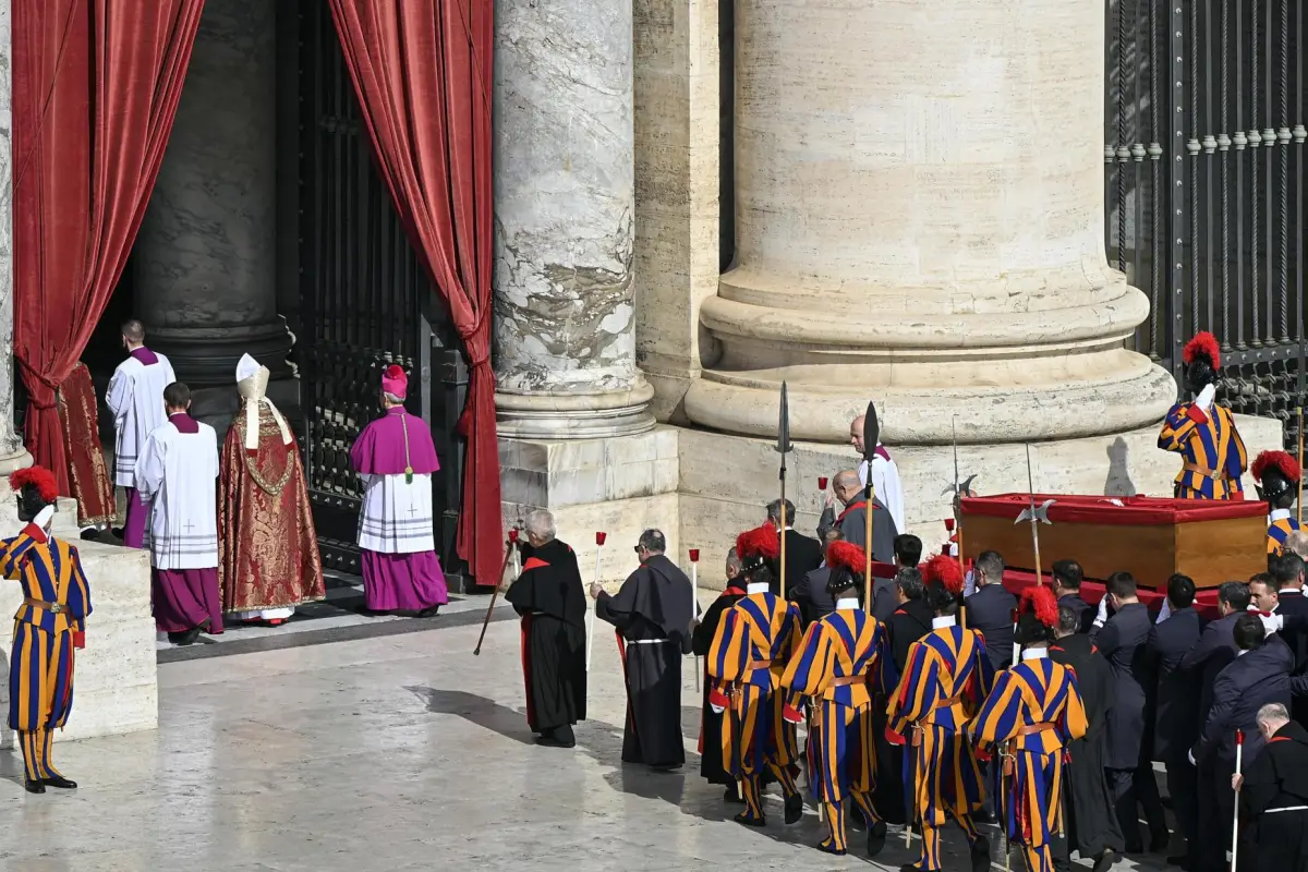 Trasladan el cuerpo del papa Francisco a la Basílica de San Pedro, EFE