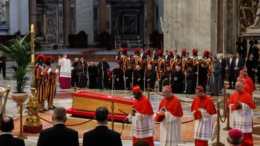 Trasladan el cuerpo del papa Francisco a la Basílica de San Pedro ,EFE