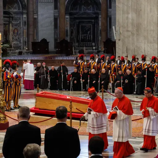Trasladan el cuerpo del papa Francisco a la Basílica de San Pedro ,EFE