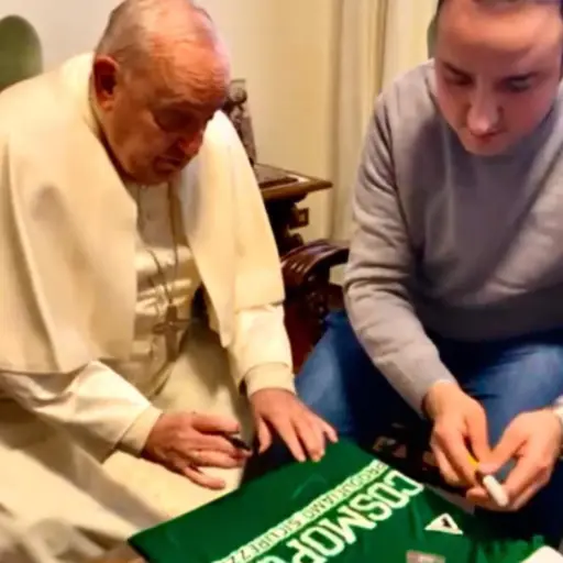 El papa Francisco en su momento firmó la camisola del Avellino 1912