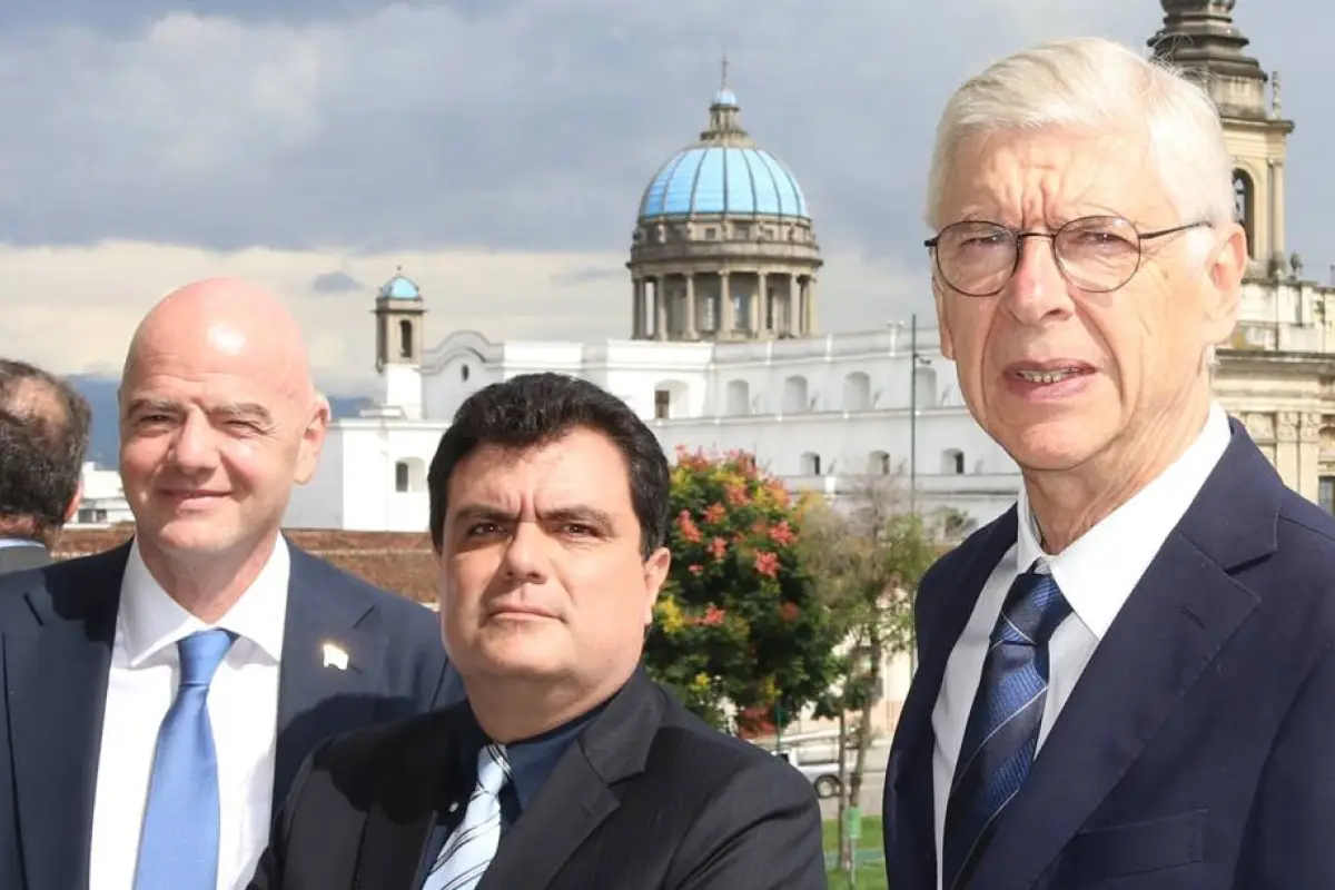 Arsène Wenger junto a Gerardo Paiz y Gianni Infantino en su reciente visita a Guatemala 