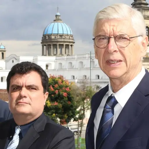 Arsène Wenger junto a Gerardo Paiz y Gianni Infantino en su reciente visita a Guatemala 