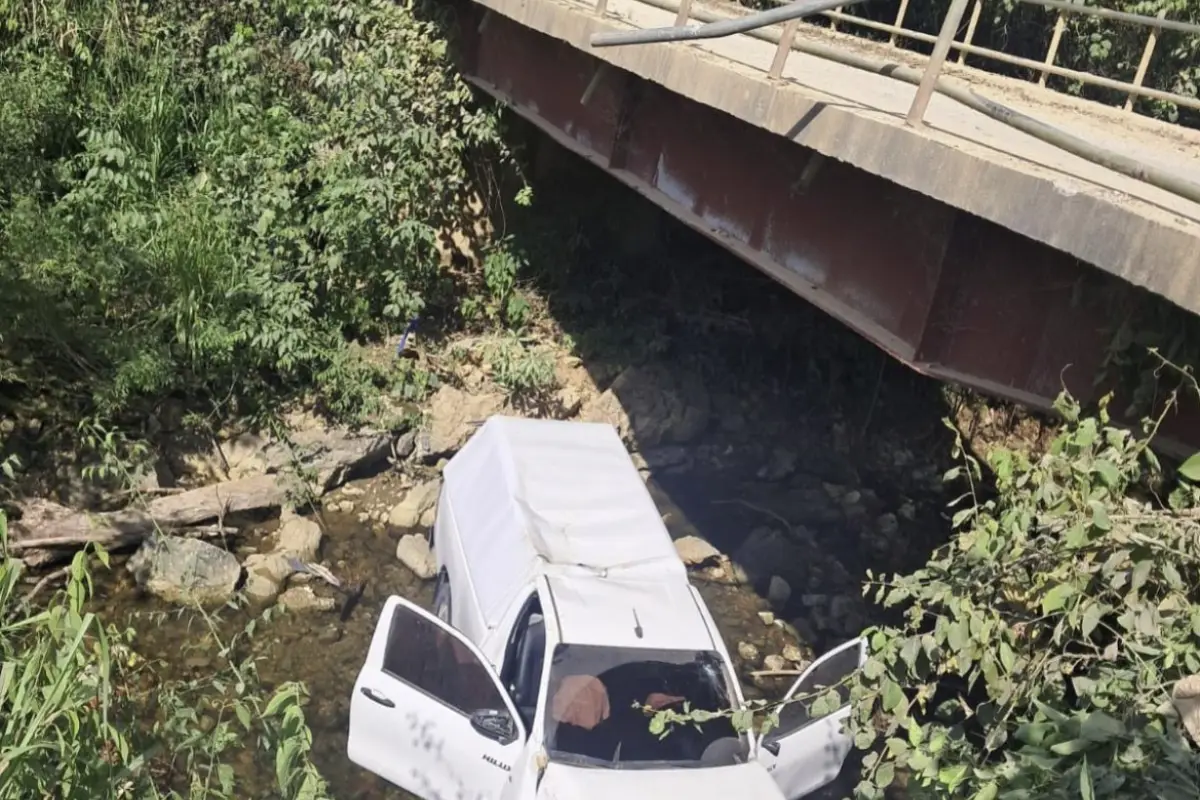Vehículo del MP se accidenta en Petén. , Foto Bomberos Municipales Departamentales