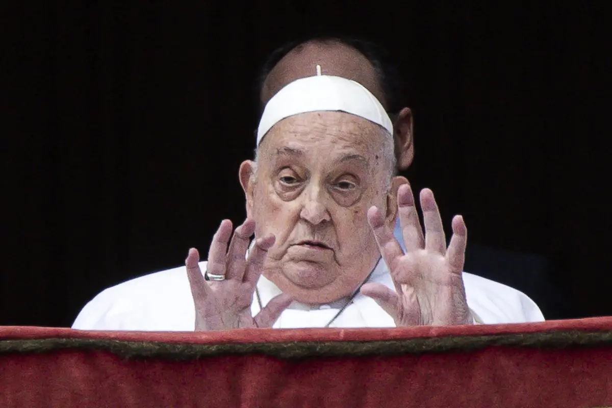 El Papa Francisco saluda desde el balcón principal de la Basílica de San Pedro para el mensaje y la bendición Urbi et Orbi como parte de las celebraciones de Pascua en la Plaza de San Pedro en la Ciudad del Vaticano, 20 de abril de 2025,  EFE/EPA/ANGELO CARCONI
