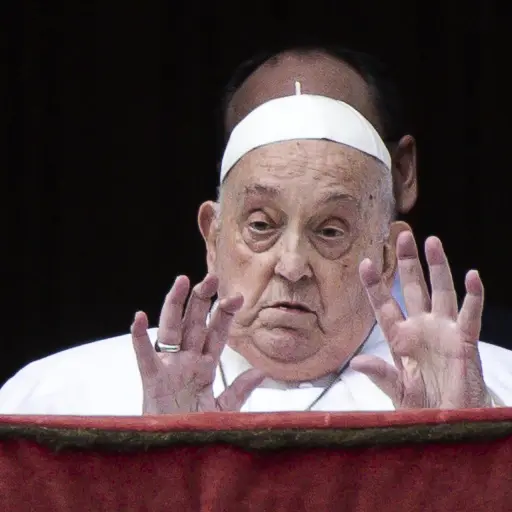 El Papa Francisco saluda desde el balcón principal de la Basílica de San Pedro para el mensaje y la bendición Urbi et Orbi como parte de las celebraciones de Pascua en la Plaza de San Pedro en la Ciudad del Vaticano, 20 de abril de 2025 , EFE/EPA/ANGELO CARCONI