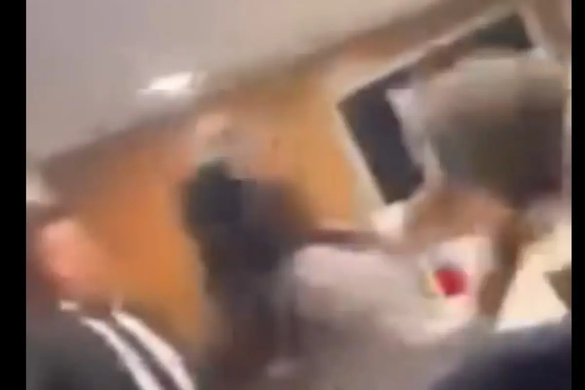 Según los videos, la trifulca surgió por acusaciones de agresión. En esta imagen, una mujer toma del pelo a otra., Captura de pantalla. 