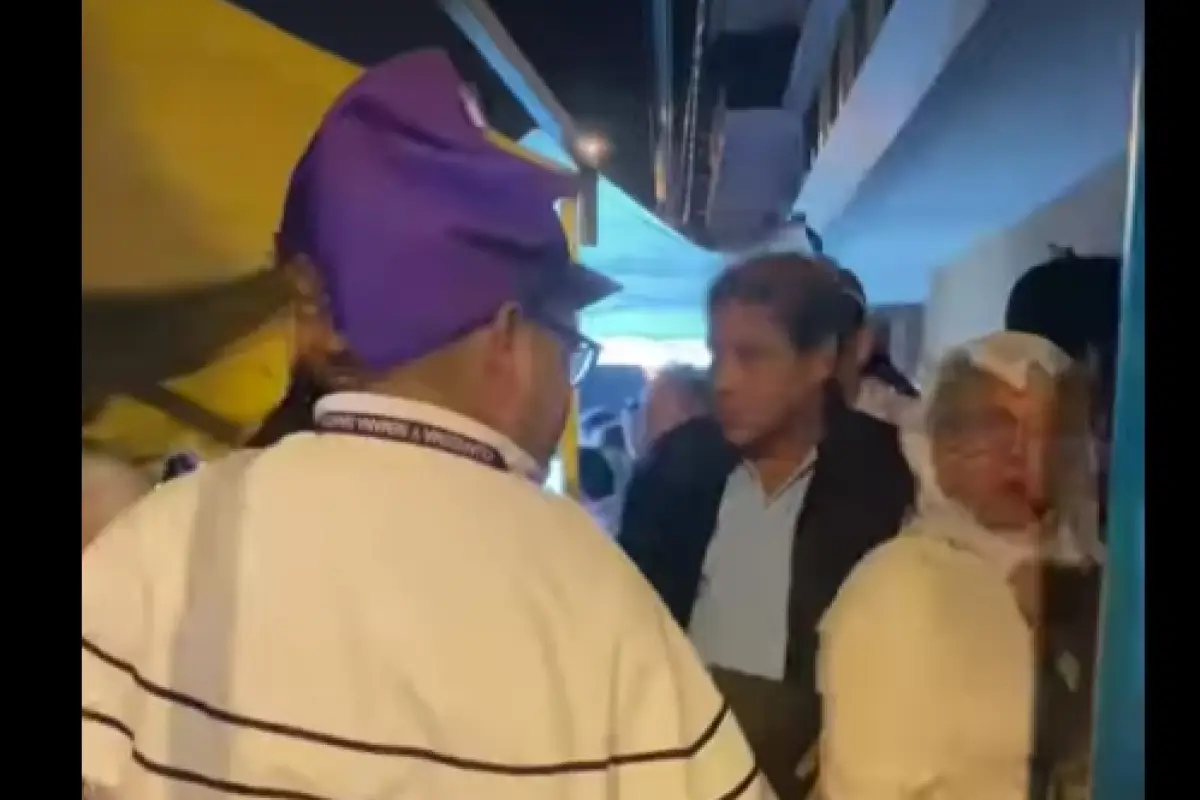 La eficaz intervención de un cucurucho evitó que una de las mujeres agrediera físicamente a otra., Captura de pantalla. 