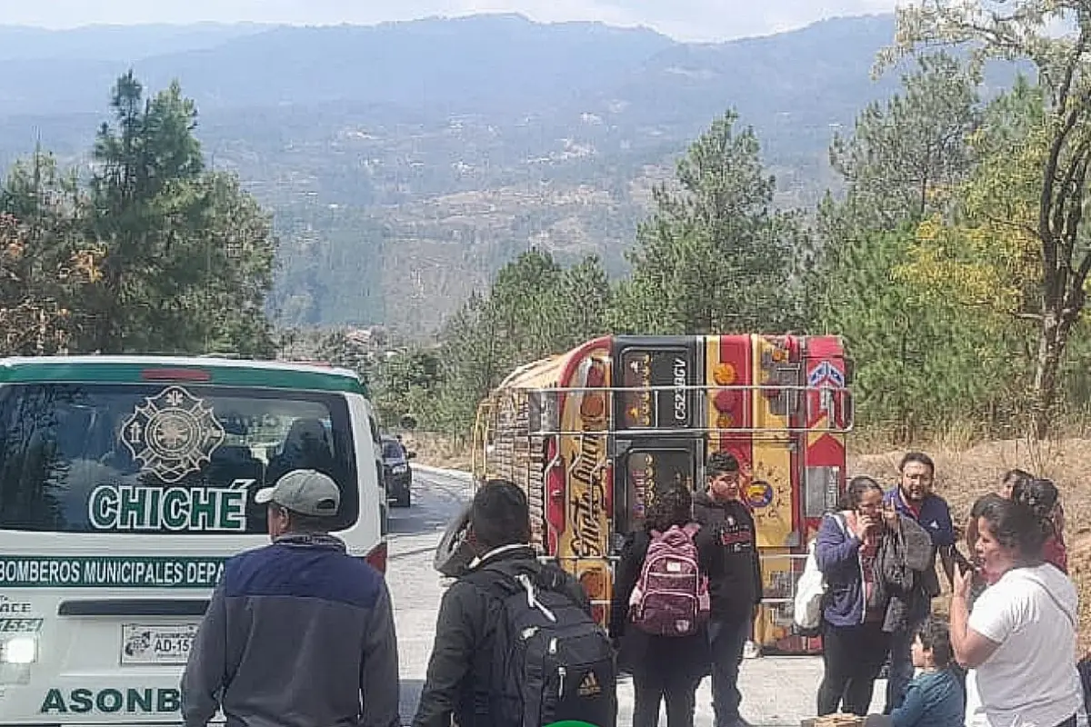 La unidad de transporte volcó por razones que aún están siendo investigadas., Bomberos Municipales Departamentales. 