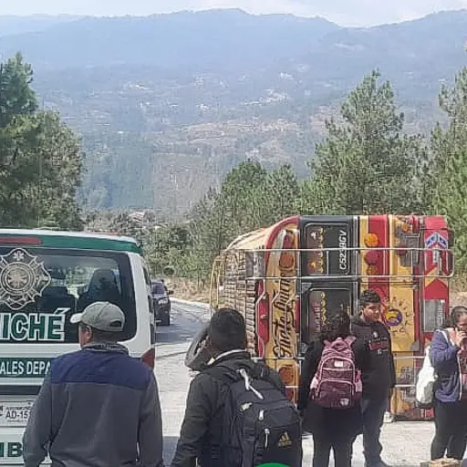 La unidad de transporte volcó por razones que aún están siendo investigadas. ,Bomberos Municipales Departamentales. 