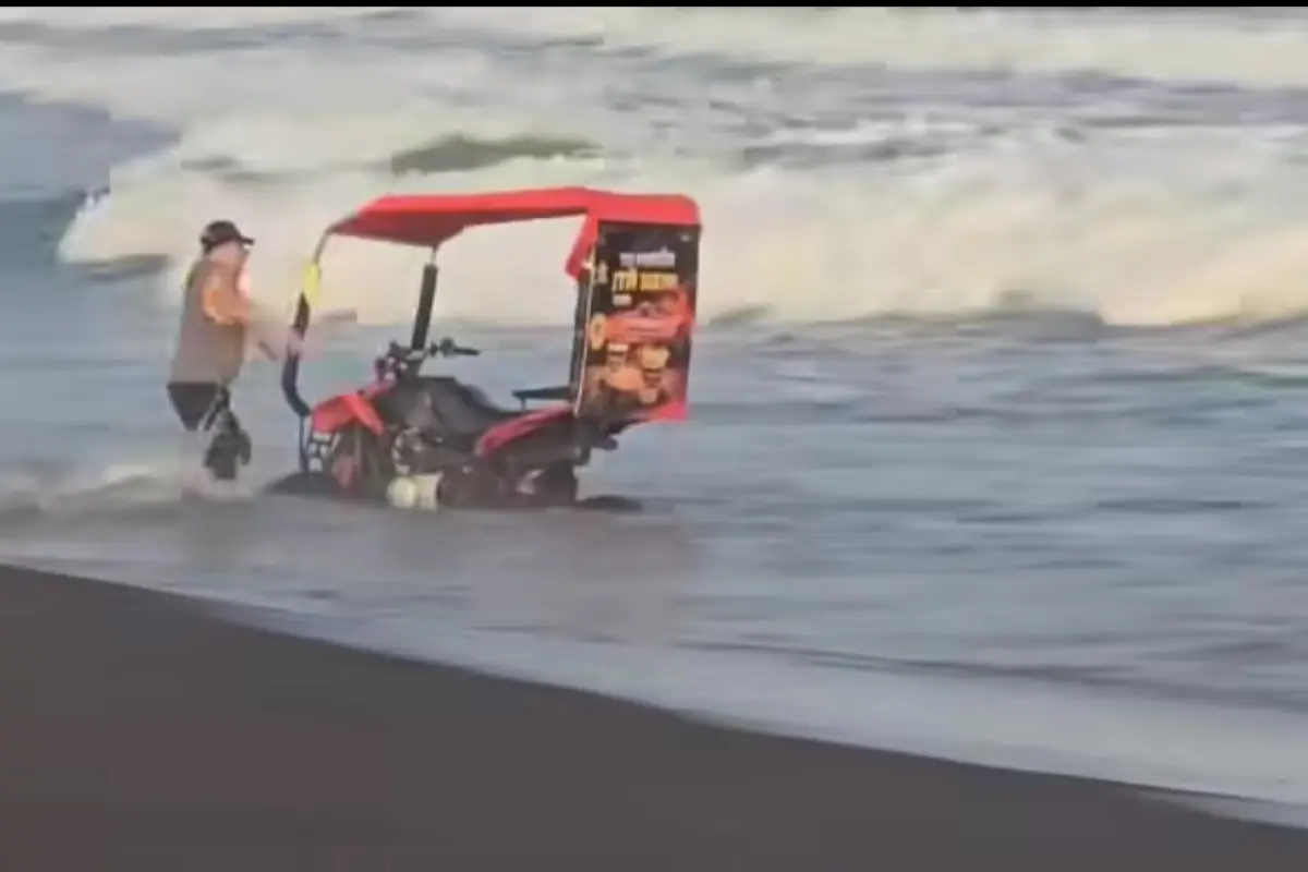 Los usuarios de las redes sociales no se explicaron como la motocicleta llegó ahí., Captura de pantalla. 