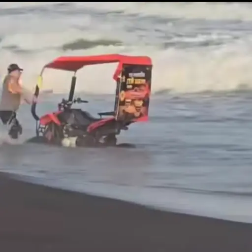 Los usuarios de las redes sociales no se explicaron como la motocicleta llegó ahí. ,Captura de pantalla. 