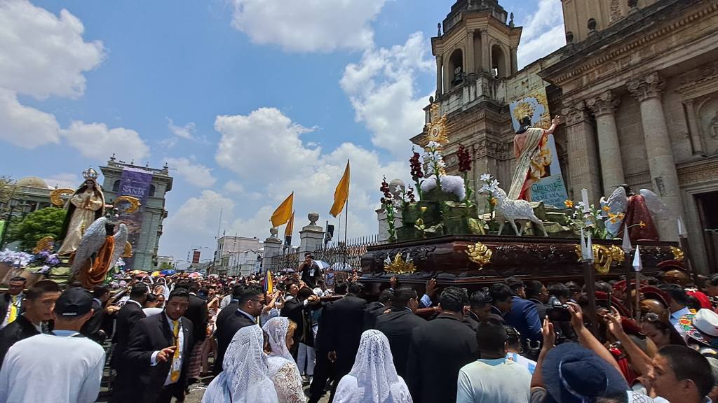Fieles aplauden encuentro de Jesús Resucitado y Virgen María | Omar Solís