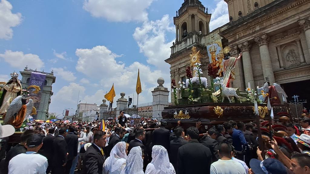 Fieles aplauden encuentro de Jesús Resucitado y Virgen María | Omar Solís