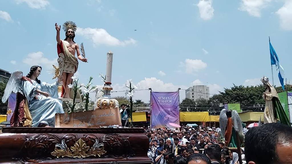 Fieles aplauden encuentro de Jesús Resucitado y Virgen María | Álex Meoño