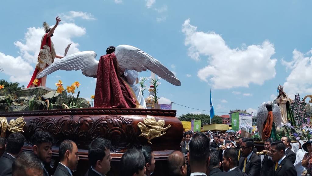Fieles aplauden encuentro de Jesús Resucitado y Virgen María | Álex Meoño