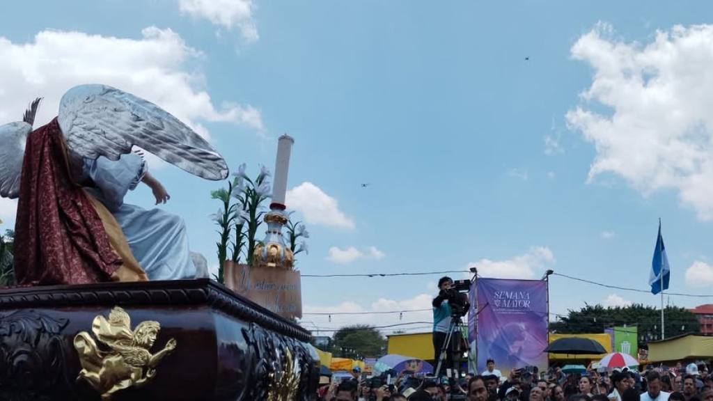 Fieles aplauden encuentro de Jesús Resucitado y Virgen María | Álex Meoño
