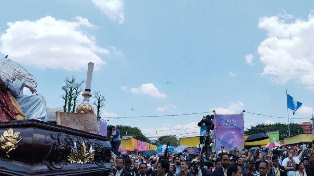 Fieles aplauden encuentro de Jesús Resucitado y Virgen María | Álex Meoño