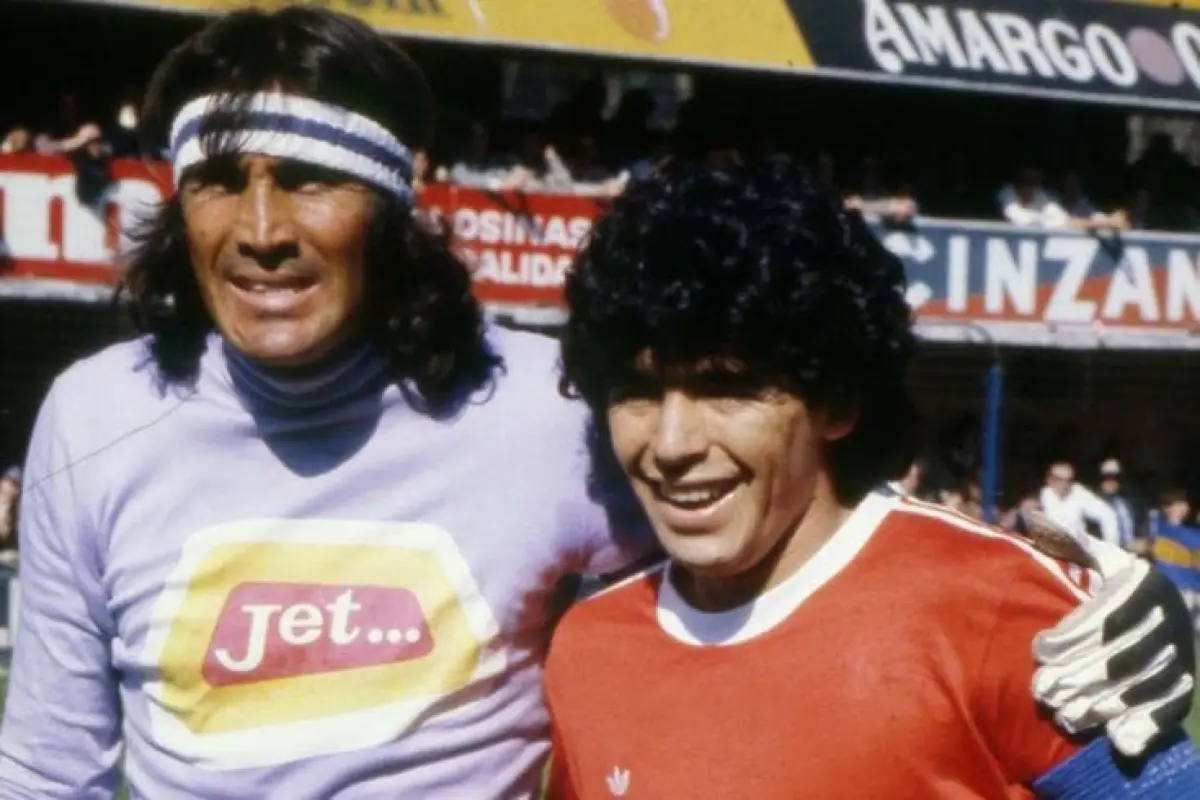 Hugo Gatti junto a Diego Armando Maradona - RR.SS.