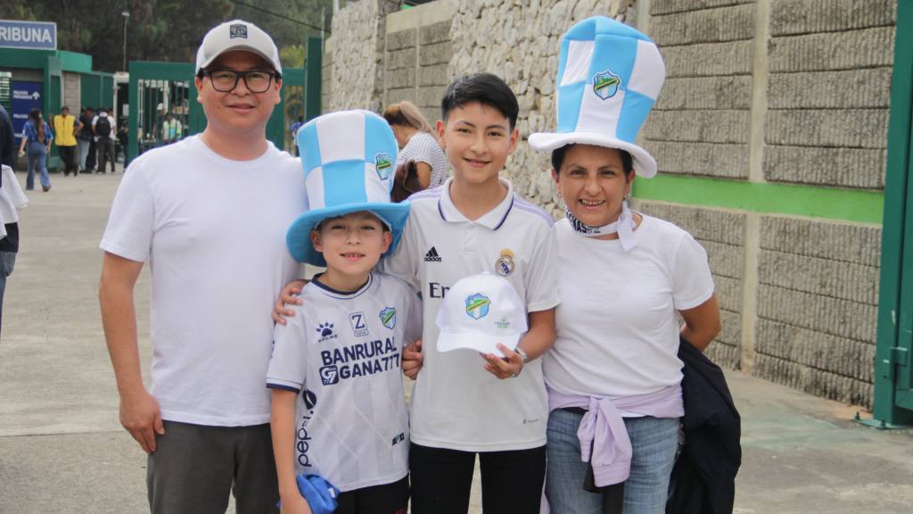 Afición de Comunicaciones en el Estadio Cementos Progreso para el Clásico 333 | Alex Meoño