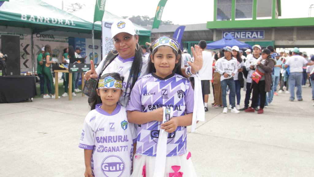 Afición de Comunicaciones en el Estadio Cementos Progreso para el Clásico 333 | Alex Meoño