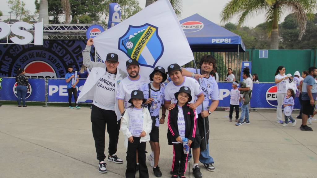 Afición de Comunicaciones en el Estadio Cementos Progreso para el Clásico 333 | Alex Meoño