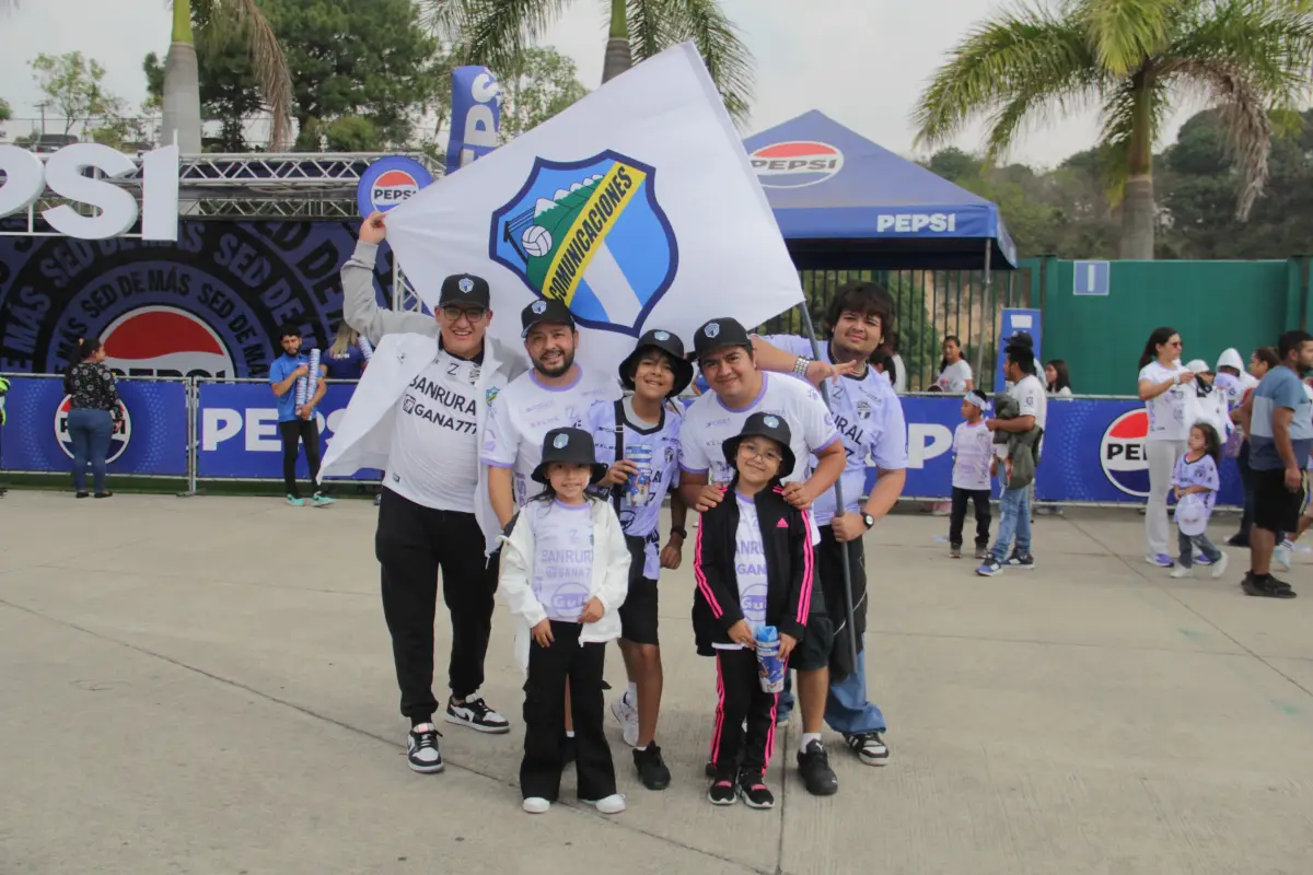 Afición crema dice presente en el Clásico 333 - Alex Meoño