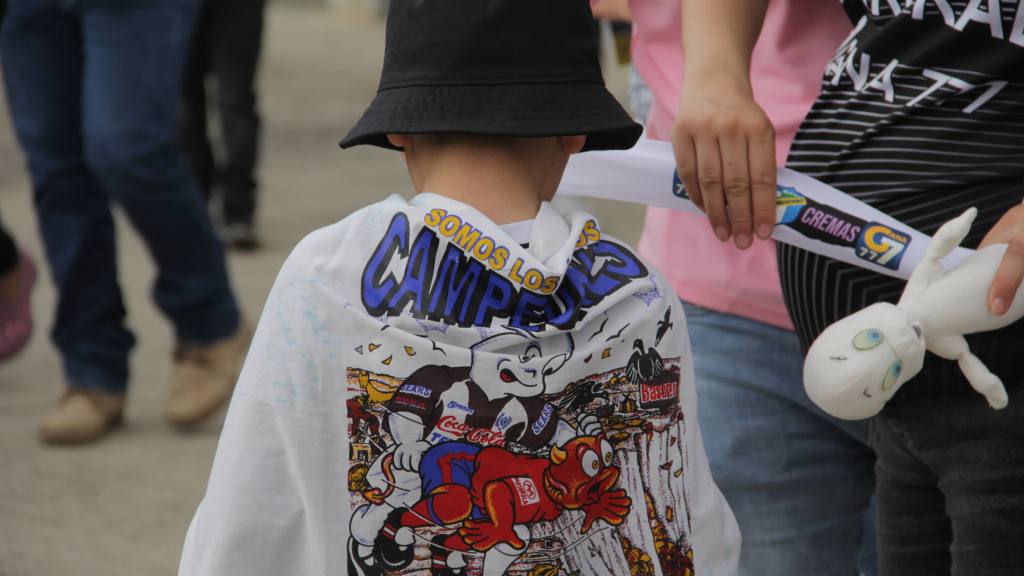 Afición de Comunicaciones en el Estadio Cementos Progreso para el Clásico 333 | Alex Meoño