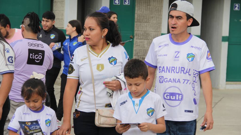 Afición de Comunicaciones en el Estadio Cementos Progreso para el Clásico 333 | Alex Meoño