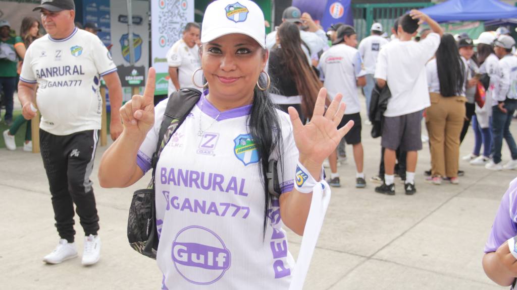 Afición de Comunicaciones en el Estadio Cementos Progreso para el Clásico 333 | Alex Meoño