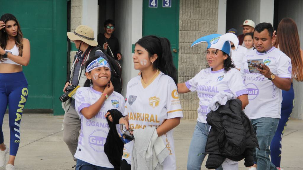 Afición de Comunicaciones en el Estadio Cementos Progreso para el Clásico 333 | Alex Meoño