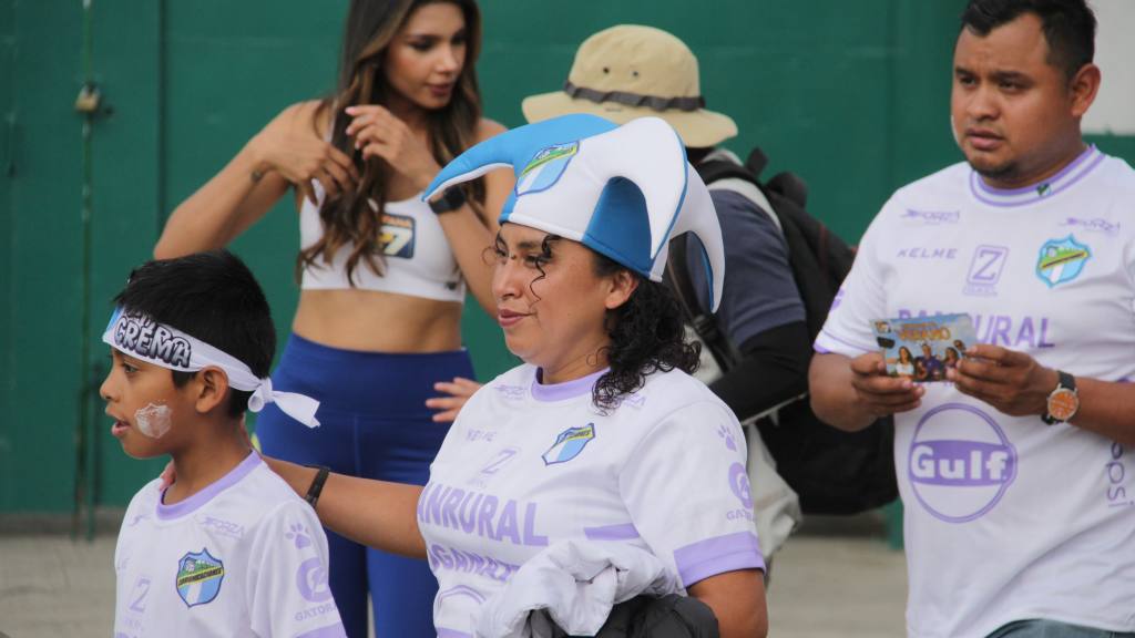 Afición de Comunicaciones en el Estadio Cementos Progreso para el Clásico 333 | Alex Meoño