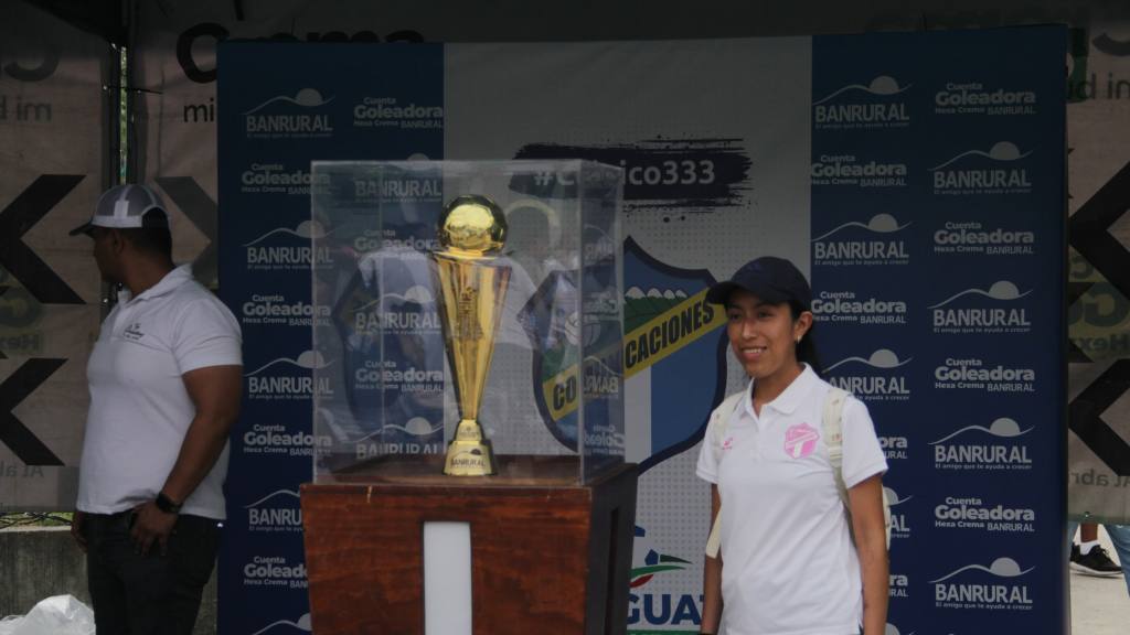 Afición de Comunicaciones en el Estadio Cementos Progreso para el Clásico 333 | Alex Meoño
