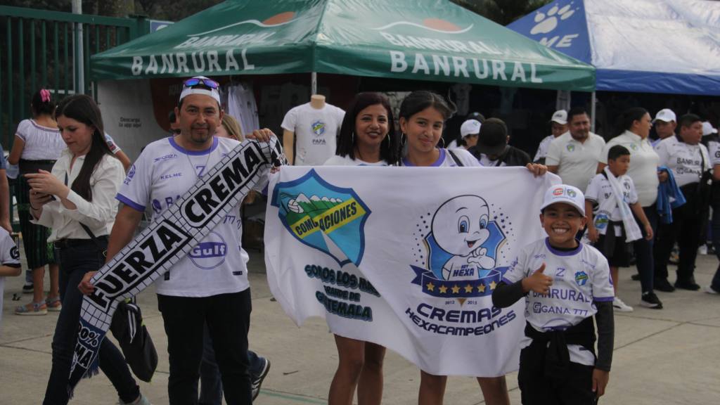 Afición de Comunicaciones en el Estadio Cementos Progreso para el Clásico 333 | Alex Meoño