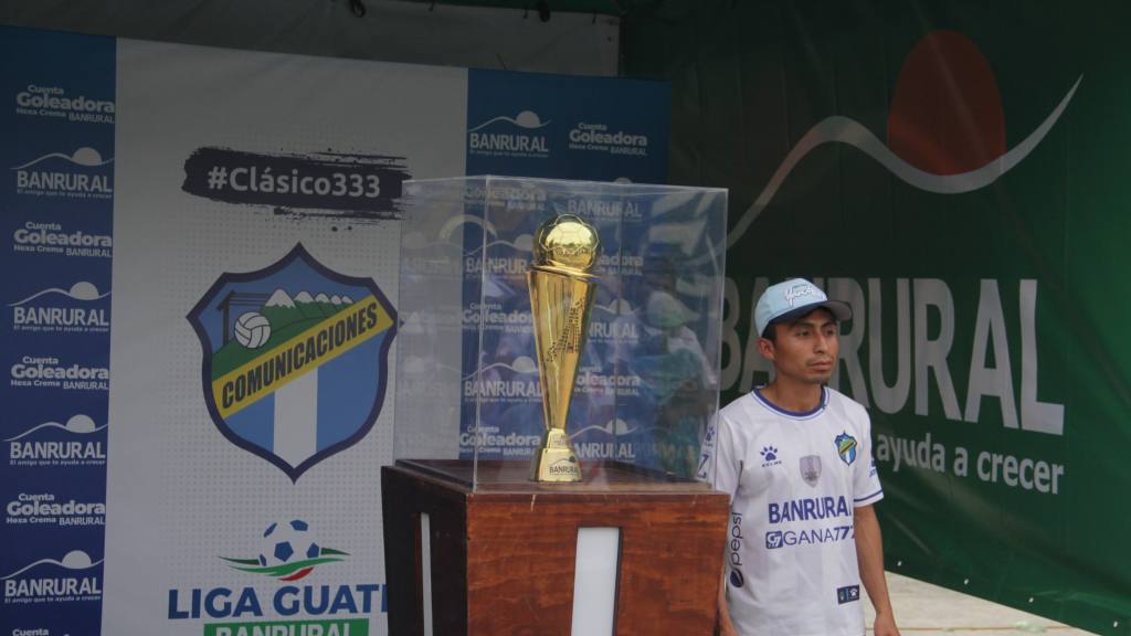 Afición de Comunicaciones en el Estadio Cementos Progreso para el Clásico 333 | Alex Meoño