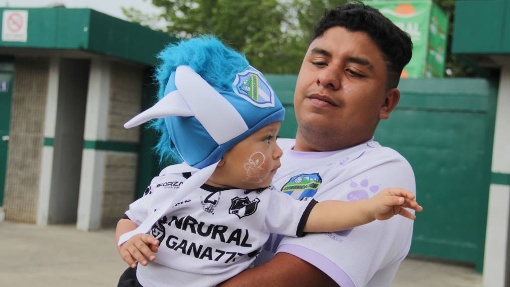 Afición de Comunicaciones en el Estadio Cementos Progreso para el Clásico 333 | Alex Meoño