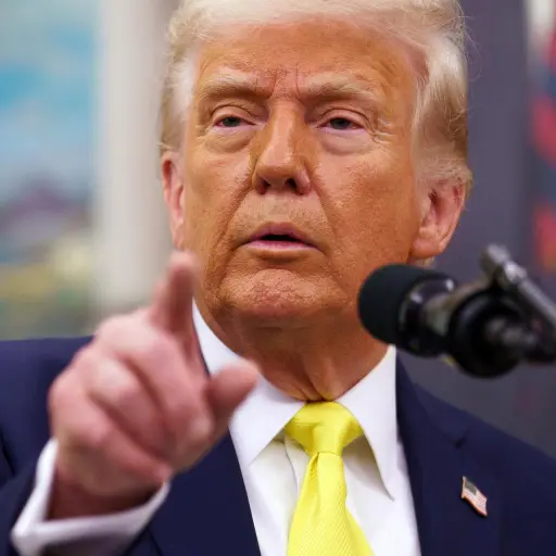 El presidente estadounidense, Donald Trump, pidió al Supremo que levante la pausa a las expulsiones de migrantes a El Salvador , EFE/EPA/WILL OLIVER / POOL