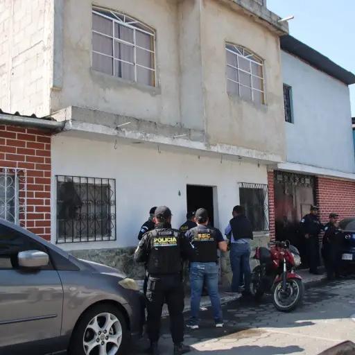 En la guarida, los agentes encontraron varios ilícitos que fueron decomisados. ,PNC de Guatemala.