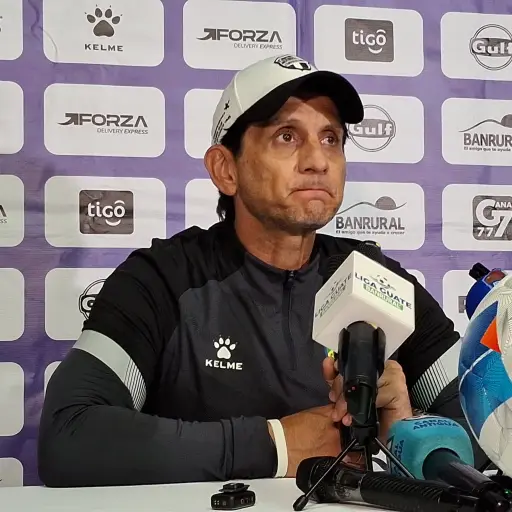 Ronald González, técnico de Comunicaciones - Alex Meoño