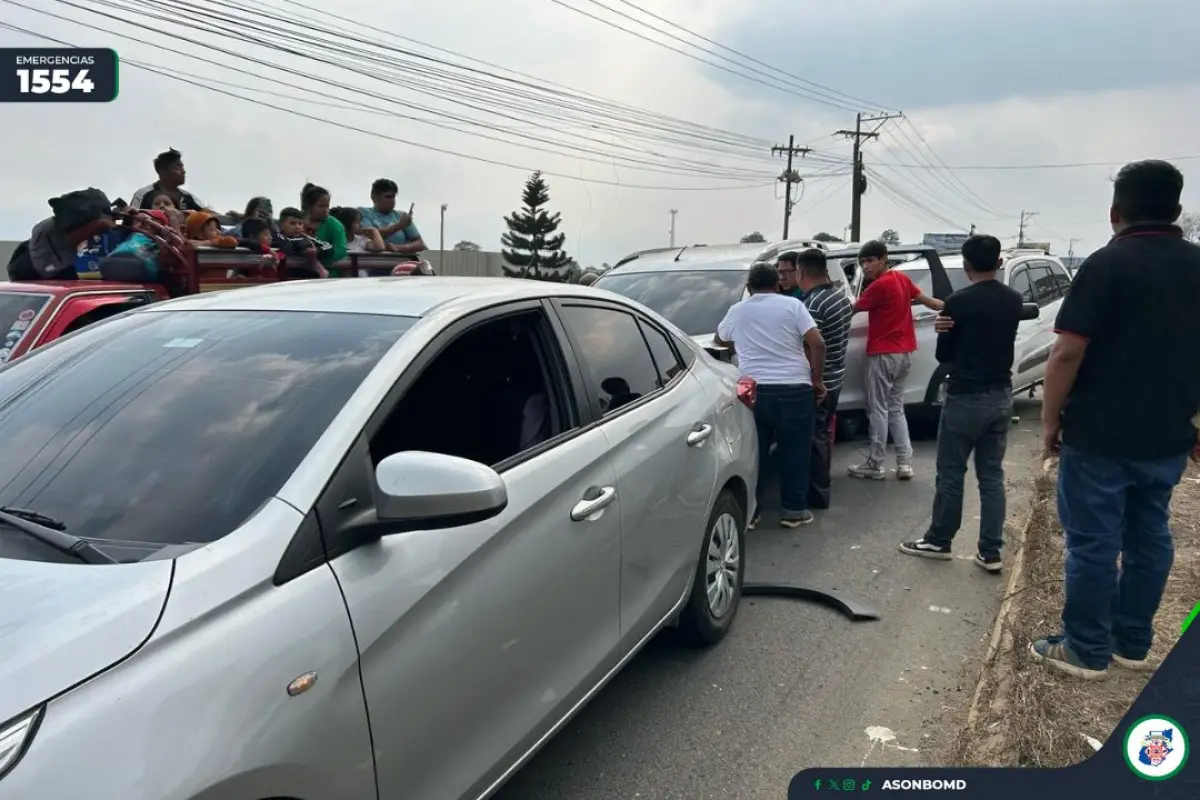 En la ruta Interamericana se produjo una colisión de por lo menos cuatro carros., Bomberos Municipales Departamentales. 