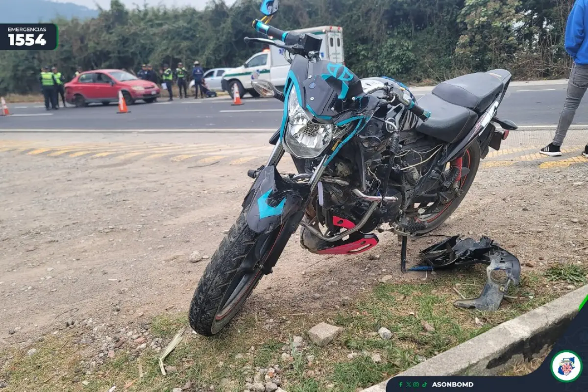 Los ocupantes de la motocicleta tuvieron que ser hospitalizados, según los Bomberos Municipales Departamentales., Bomberos Municipales Departamentales. 