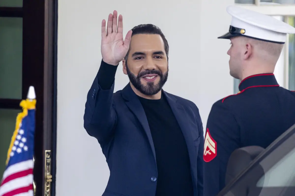 El presidente de El Salvador, Nayib Bukele (c), a su salida de la Casa Blanca, el pasado 14 de abril, en Washington DC (EE, UU