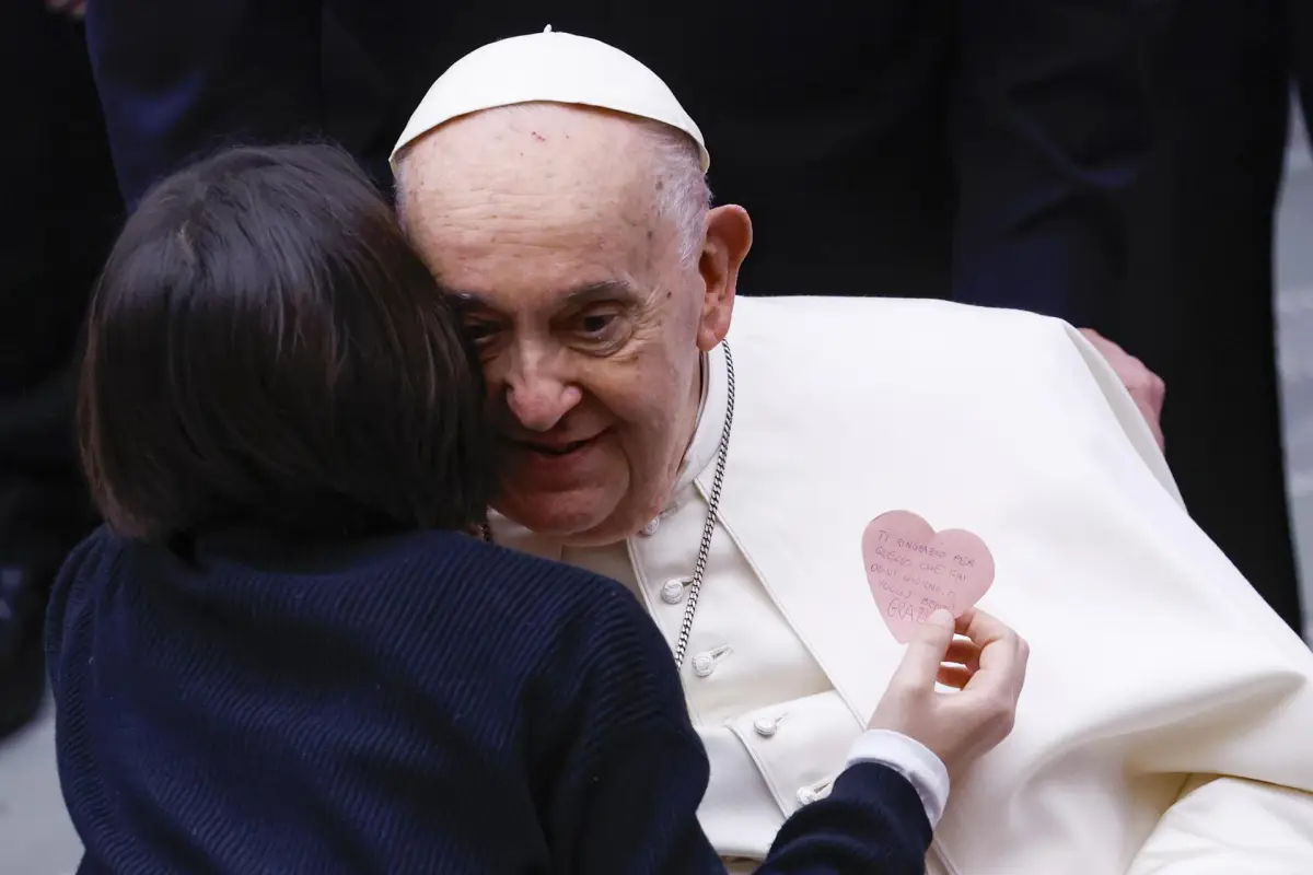 Un niño abraza al Papa Francisco durante una audiencia especial con los directivos y el personal del Hospital Infantil 'Bambino Gesú' en el Aula Pablo VI, Ciudad del Vaticano, 16 de marzo 2024,  EFE/EPA/FABIO FRUSTACI

