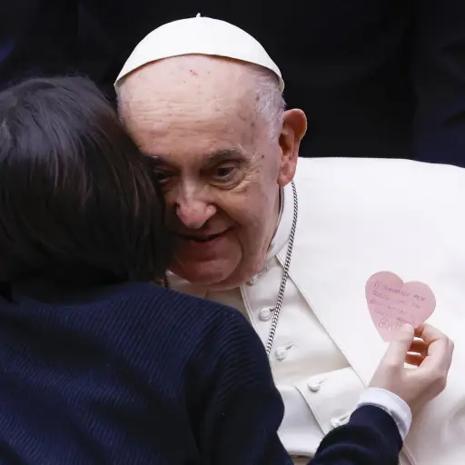 Un niño abraza al Papa Francisco durante una audiencia especial con los directivos y el personal del Hospital Infantil 'Bambino Gesú' en el Aula Pablo VI, Ciudad del Vaticano, 16 de marzo 2024 , EFE/EPA/FABIO FRUSTACI