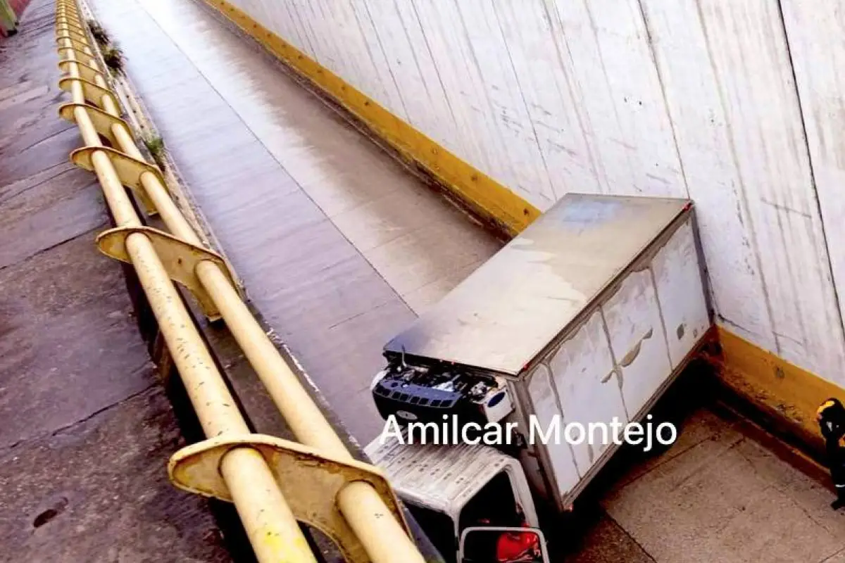 El camión derrapó y quedó obstaculizando el paso en el viaducto., PMT capitalina/Montejo