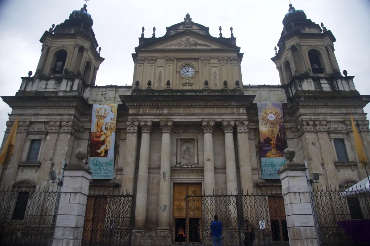 Catedral Metropolitana de Guatemala emite 88 campanadas por muerte del papa Francisco.